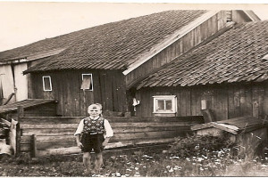 Bilde av Tor Bjørvik foran låven